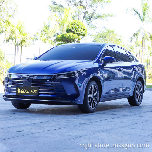 В запасе совершенно новый эсминец BYD 05 Гибридный автомобиль седан 2023 эва.